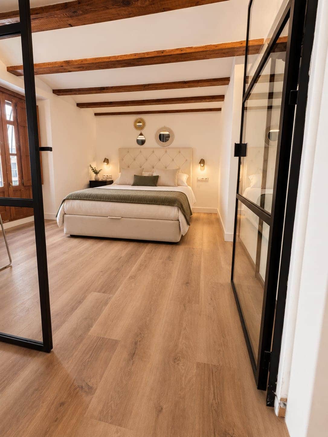 Dormitorio con suelo vinílico de lama en una vivienda del Barrio del Carmen, Valencia