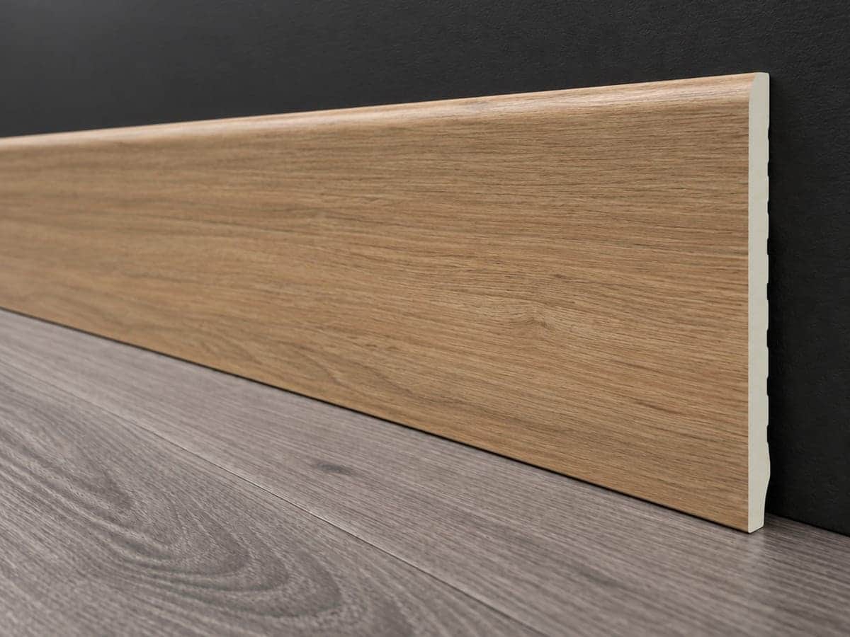 Rodapié de PVC con acabado de madera a juego con el suelo